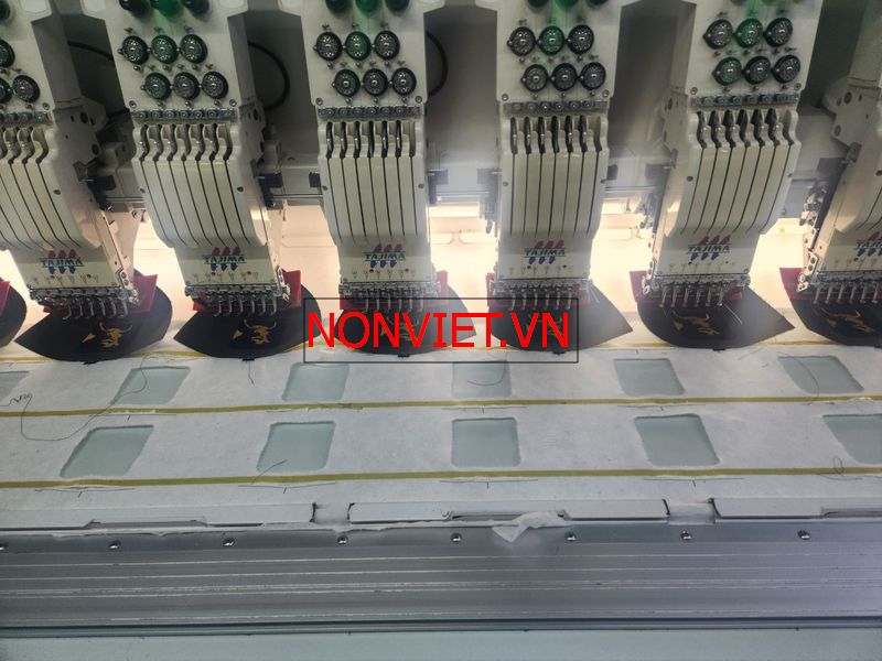 Dàn máy thêu logo lên nón hàng loạt